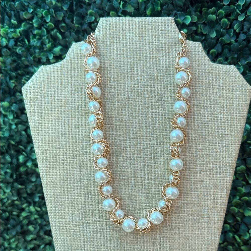 Elegant Gold Tone and Pearl Necklace